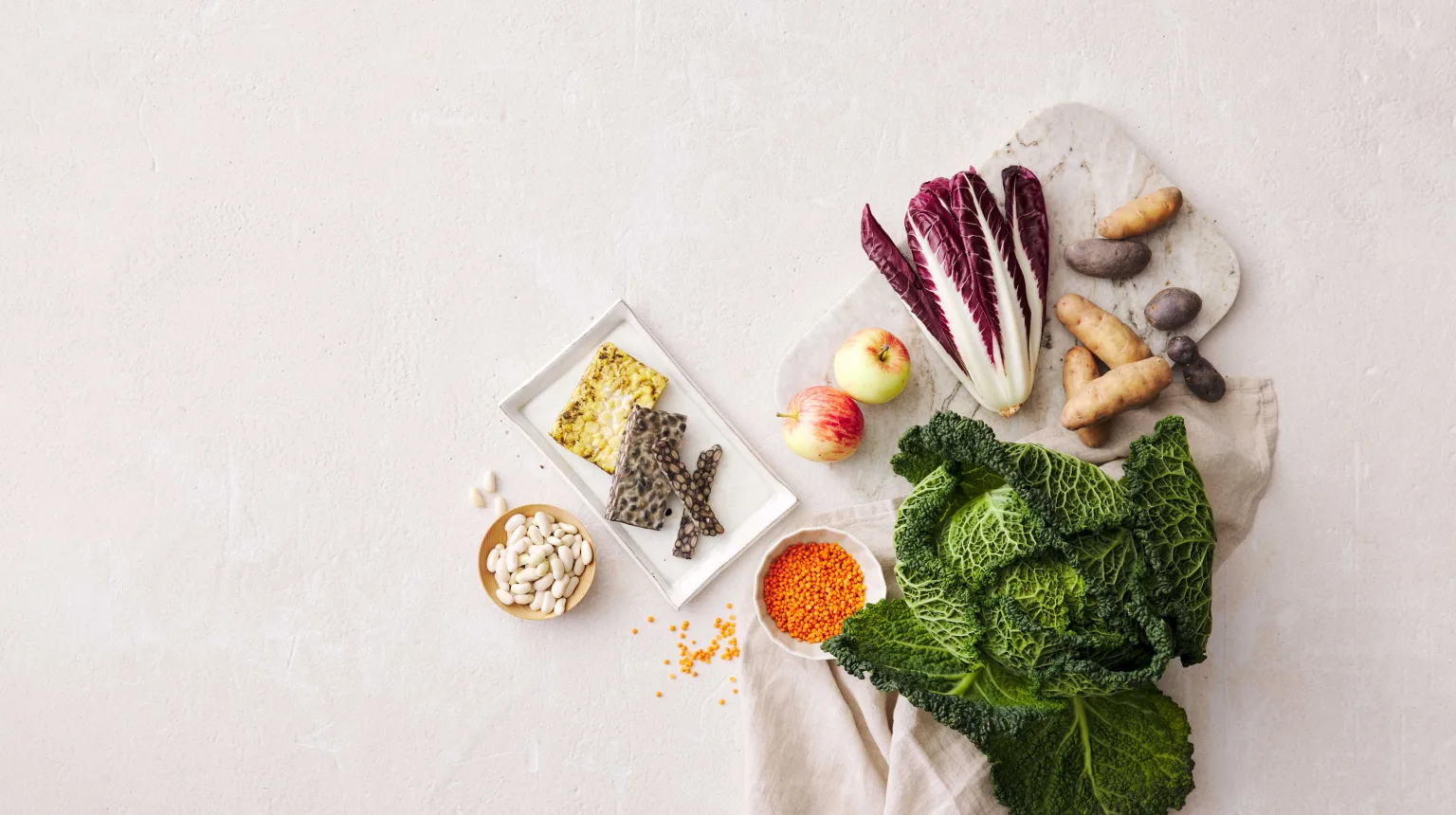 Vegane Zutaten wie Wirsing, Tofu, o.ä.